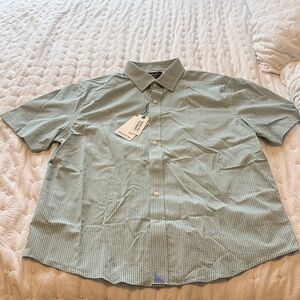 UNTUCKit Men's Ackerman Performance Patterned Short Sleeve Button-Down Shirt